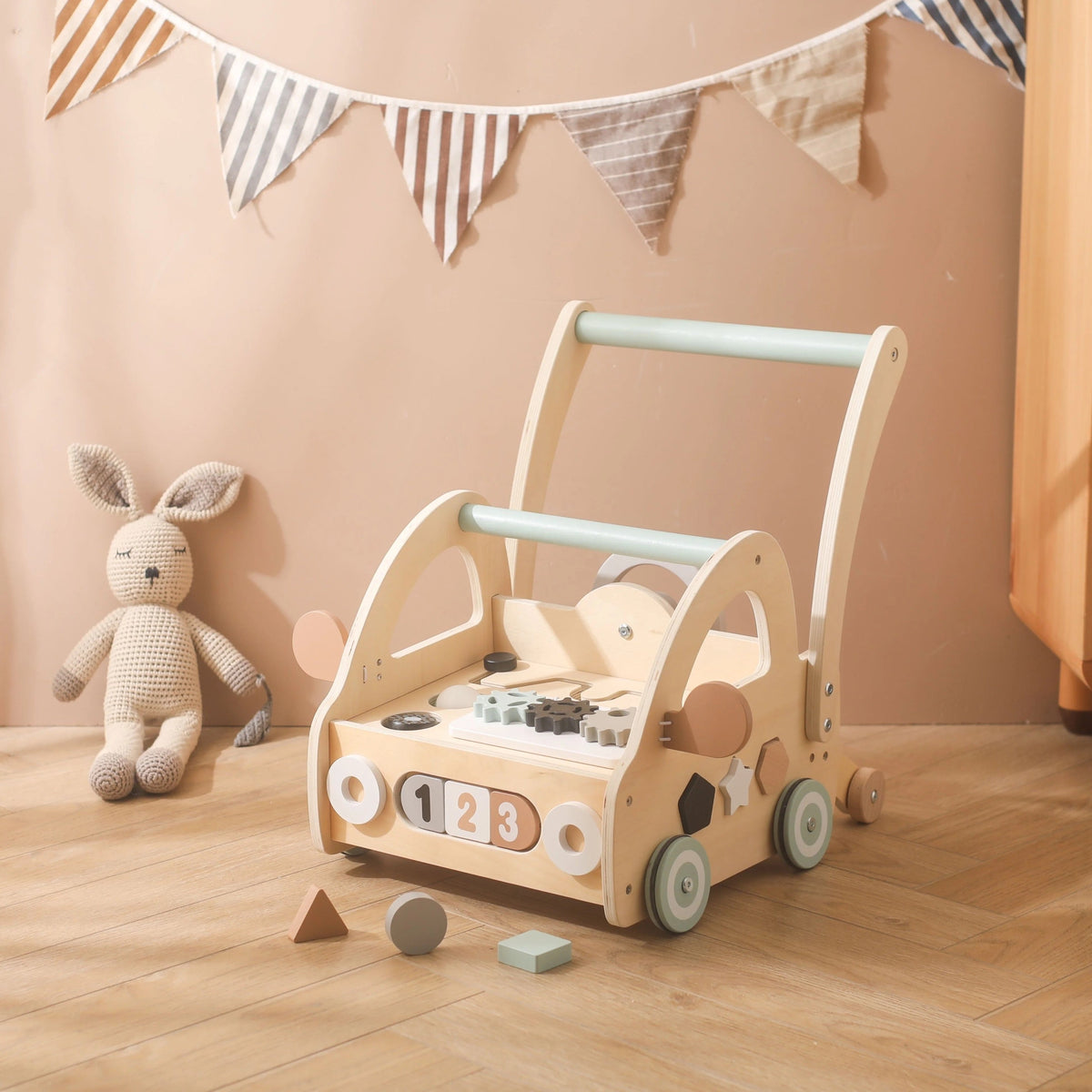 Houten loopwagen met Montessori-speelonderdelen en spiegels.