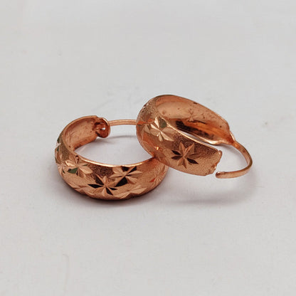 Oorbellen met een roségouden textuur en koperen afwerking