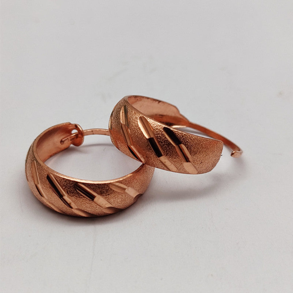 Oorbellen met een roségouden textuur en koperen afwerking