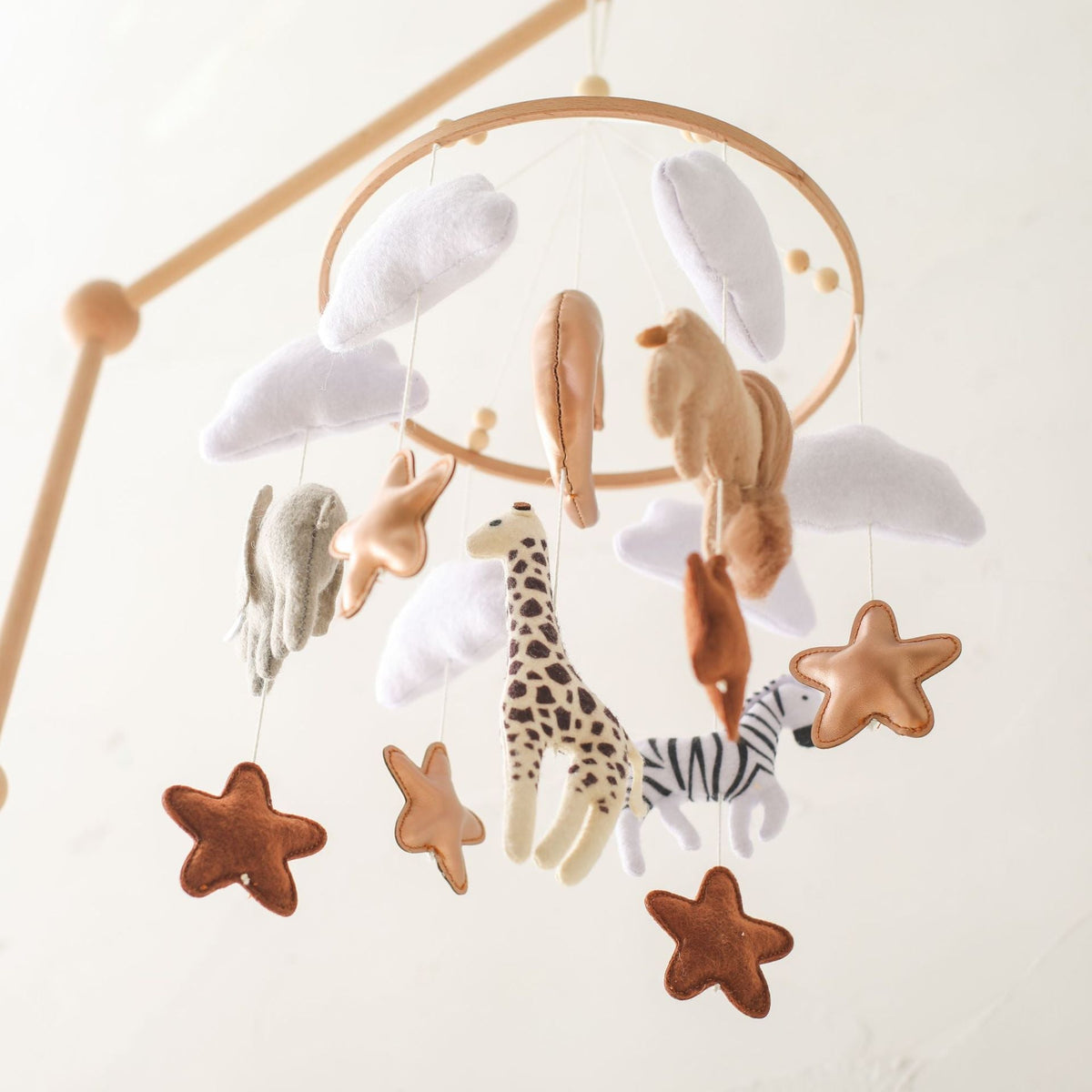 Mobielhanger met safaridieren van vilt ter stimulering van de zintuiglijke waarneming bij baby's