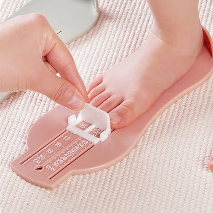 Meetapparaat voor babyvoetjes voor het kiezen van schoenen – de perfecte pasvorm bepalen
