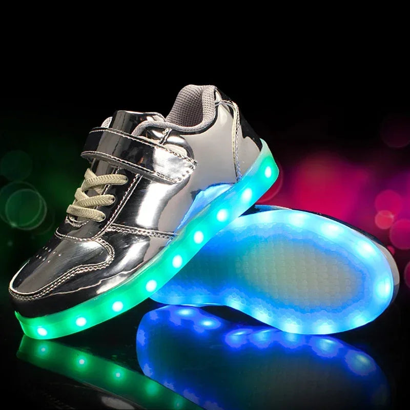 LED-sneakers voor kinderen met kleurveranderend lichteffect tijdens het lopen
