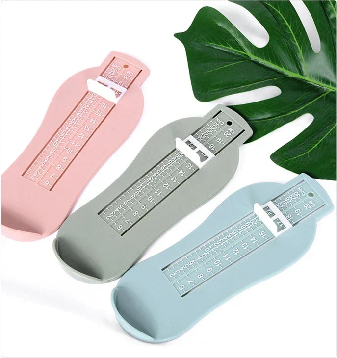 Meetapparaat voor babyvoetjes voor het kiezen van schoenen – de perfecte pasvorm bepalen
