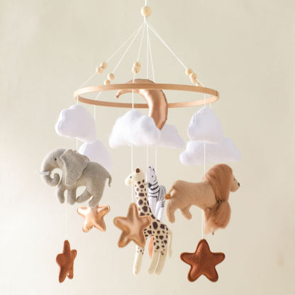 Mobielhanger met safaridieren van vilt ter stimulering van de zintuiglijke waarneming bij baby's