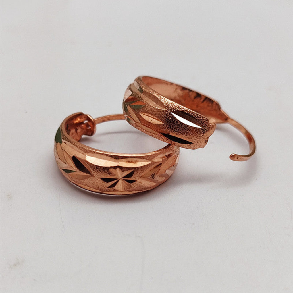 Oorbellen met een roségouden textuur en koperen afwerking